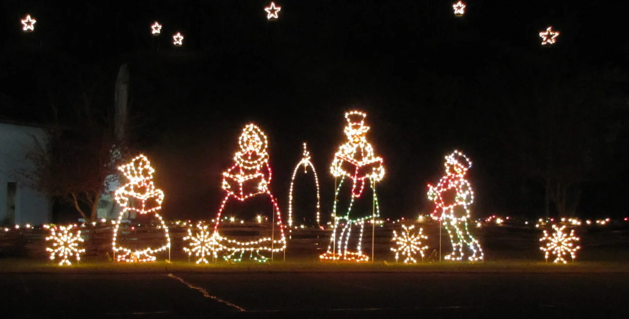 carolers close up landscape.jpg